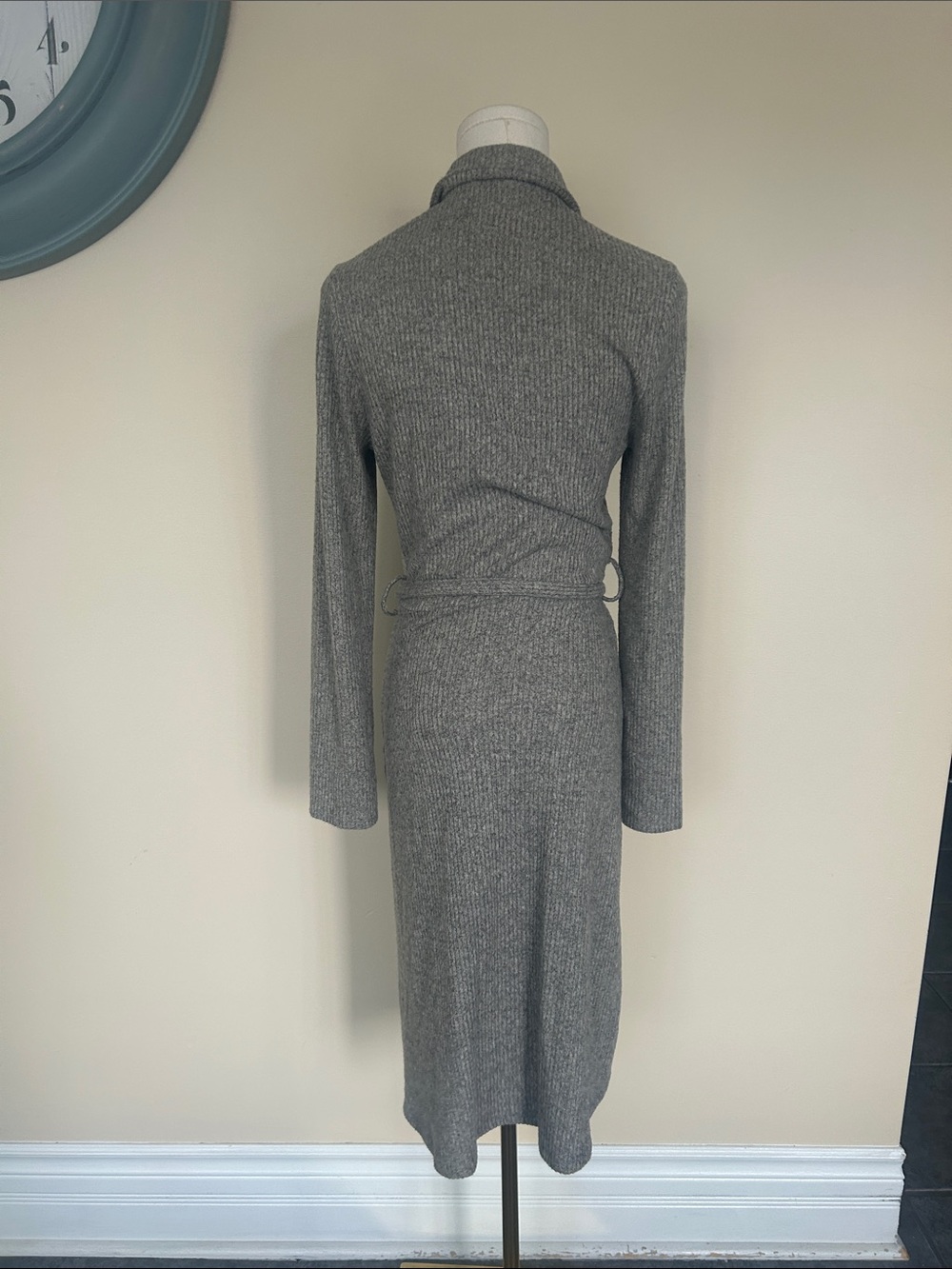 MONTEAU Los Angeles Gray Knit Button-Up Belted Midi Dress size large - Picture 7 of 9